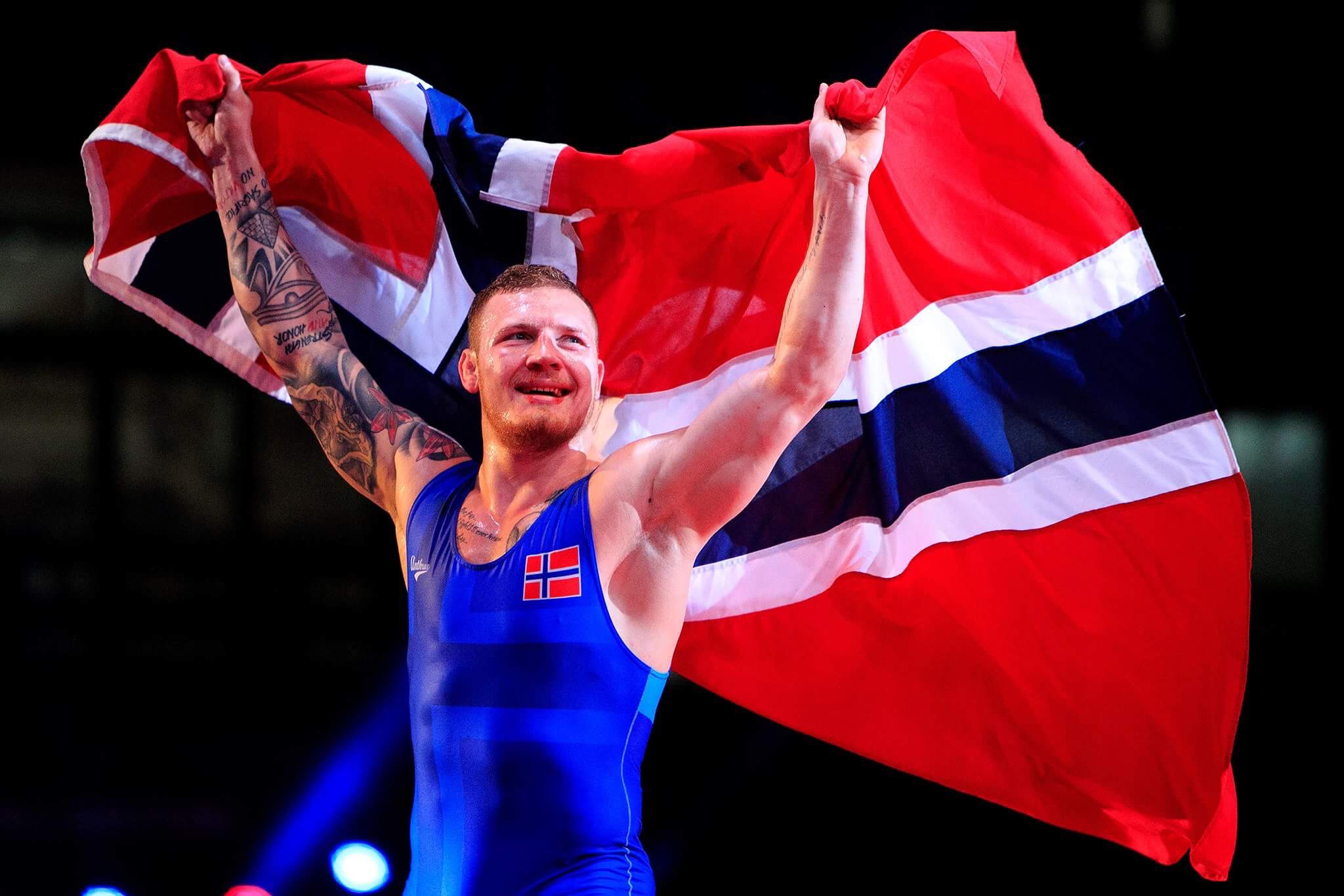 Felix Balauf etter seier under mesterskap bærende på norske flagget
