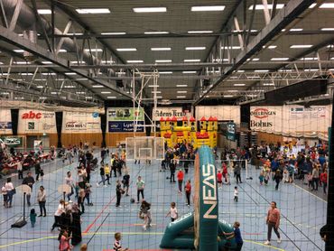 Masse barn som leker på Neas Barnedag