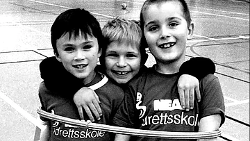 Illustrasjonsbilde av tre barn som deltar på Neas Idrettsskole