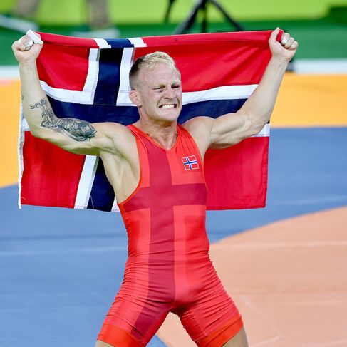 Stig Andre Berge med det norske flagget etter seier